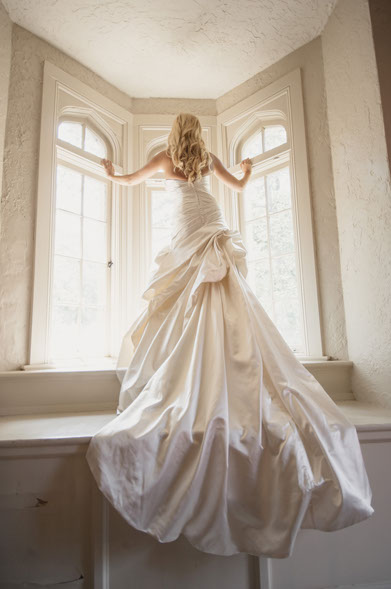 Bride photographed at the Fairyland Club near Chattanooga, TN by Dotson Studios.